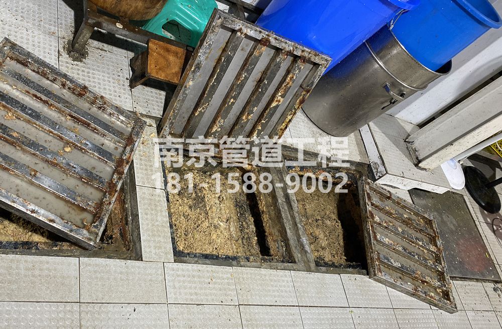 278芝嘉花园城管中队食堂隔油池清理